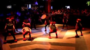 малыши карандаши танцуют