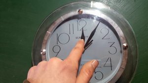 Как узнать сколько время по стрелочным часам