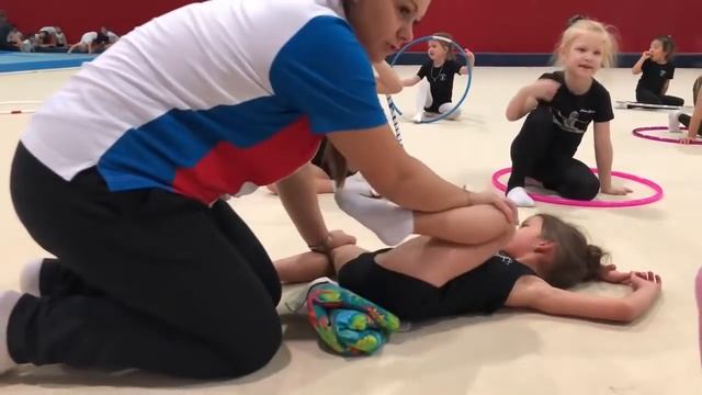 Русские дети растягиваются в тренажерном зале