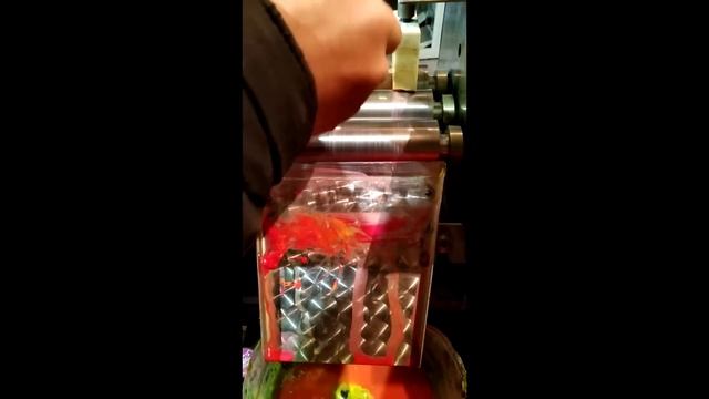 пример работы трех валковой краскотерки лабараторной. смотреть онлайн