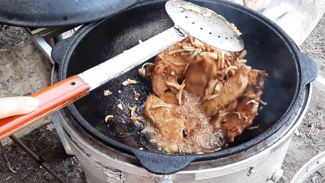 Мясо с луком В КАЗАНЕ НА КОСТРЕ смотреть онлайн
