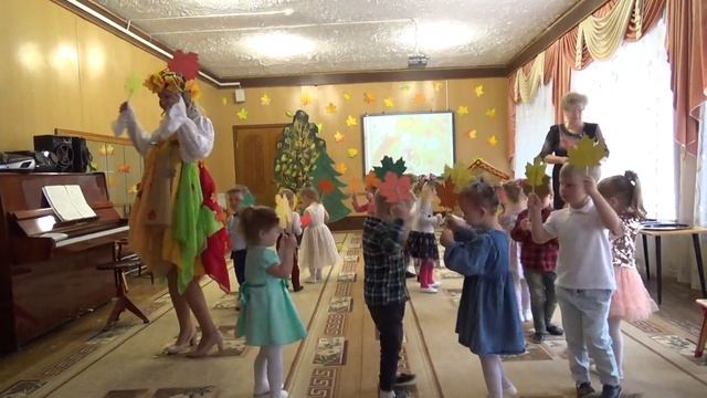 "Танец с осенними листочками" танцуют дети младшей группы №10 смотреть онлайн