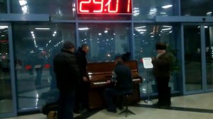 Сыграл на пианино на вокзале