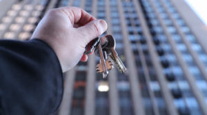 Тысячи собственников аварийного жилья получат квартиры вне очереди