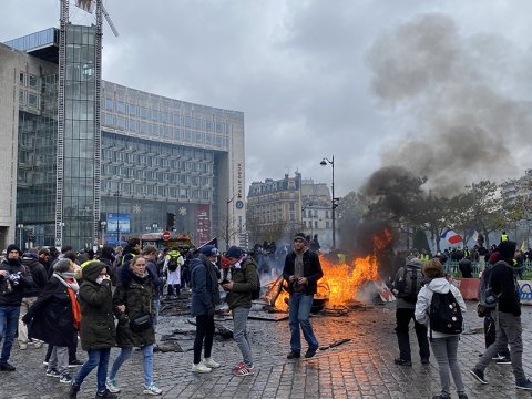 Беспорядки во Франции: в Марселе и Лионе появились баррикады / События на ТВЦ