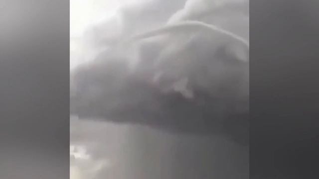 УДИВИТЕЛЬНЫЕ ТОРНАДО И СМЕРЧИ, которые удалось снять на камеру смотреть онлайн
