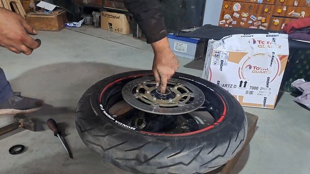 Honda CBR 600 F4i Sport - Front wheel rim bearings and washers replacement / Смяна лагери и семерин смотреть онлайн