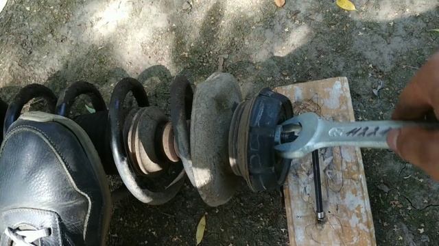 Как разобрать стойку амортизатора без стяжек смотреть онлайн