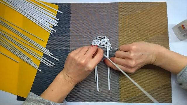 Плетение из бумажной лозы.
