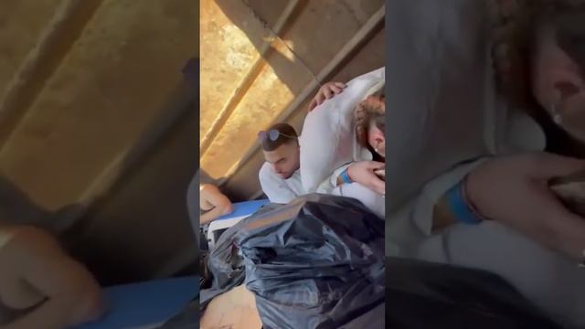 Израильтяне прячутся в мусорном контейнере от палестинцев