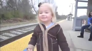 Интересное видео  Девочка первый раз увидела поезд