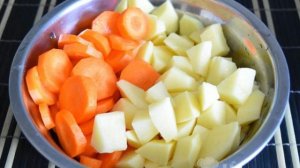 Легкий суп из куриных лап и овощей