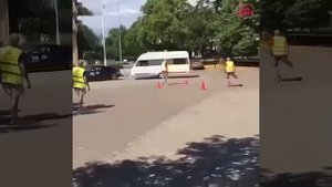 Вперед он ездит хуже.