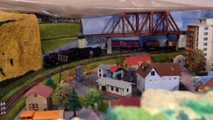 Тепловоз BR 216 001-8 (H0 Mehano) и 14 вагонов Old Piko на макете, г.СПб, 22.01.2023г. (4K UHD)