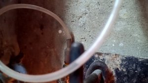 Разделение воды на водород и кислород.