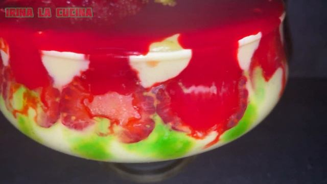 Десерт «Фрезье» : фисташковый крем / компоте из киви и мяты / свежая клубника??Dessert "Frezier":