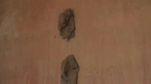 Ремонт. штукатурка стены с перепадом в уровне по вертикали от 10 см вверху до 8 см внизу