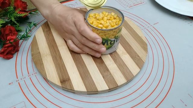 Салат с куриной грудкой и жареными шампиньонами