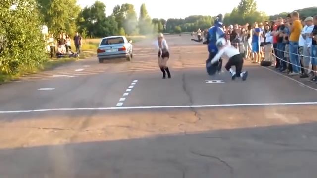 Затупил на старте и перевернул мотоцикл смотреть онлайн