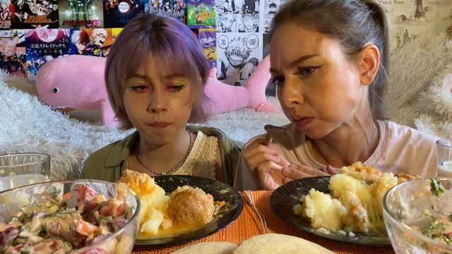 МУКБАНГ ПЮРЕ С ТЕФТЕЛЯМИ/?ЛЕТНИЙ САЛАТ/КОРЖИКИ С?МОЛОКОМ/ MUKBANG MASHED POTATOES with MEATBALLS