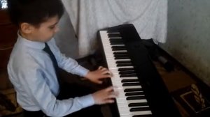 большой олень на пианино