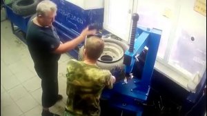 Взрыв колеса в автосервисе едва не привел к гибели рабочих