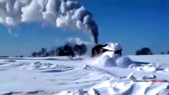 СИЛЬНАЯ УБОРКА СНЕГА ПОЕЗДОМ! смотреть онлайн