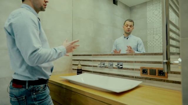 Обзор ванной комнаты. Сифон для ванны с наполнением через перелив. Унитаз без ободка. смотреть онлайн