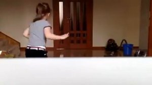 Девочка классно отжигает в танце