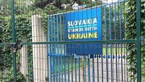 В Пекине со зданий некоторых иностранных посольств исчезли украинские флаги