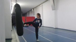 Тхэквондо девочка 10 лет и груша 140 кг. taekwondo kids