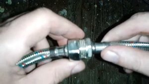 Видео: Как открутить гибкую подводку?