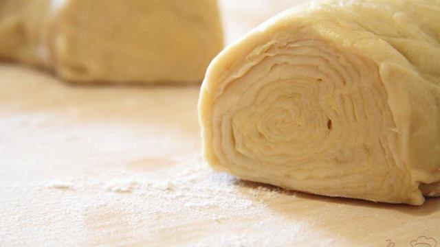 Самса из слоеного теста со свининой