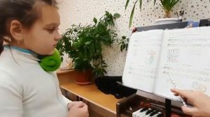 Скрипичная жизнь 1 класс В. Якубовская Петушок. Хлопаем и поем