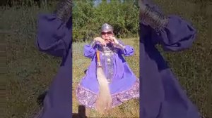 Люба играет на варгане. Якутия