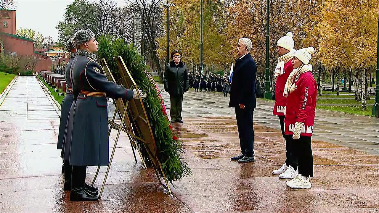 В Александровском саду у Могилы Неизвестного Солда...рошла торжественная церемония возложения венков