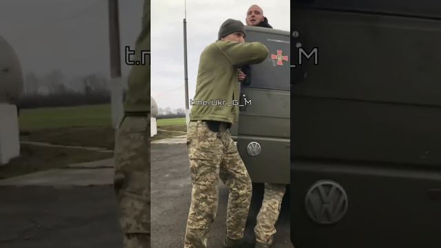 Видео жестокой мобилизации со стороны сотрудников ТЦК Мужчин «добровольно» запаковали в бус…..