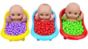 Смешивание конфет в ванне с радужной слизью 2022