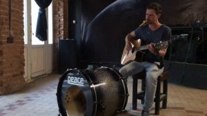 ЧЕЛОВЕК-ОРКЕСТР?  БАРАБАН, ГИТАРА, КАЗУ