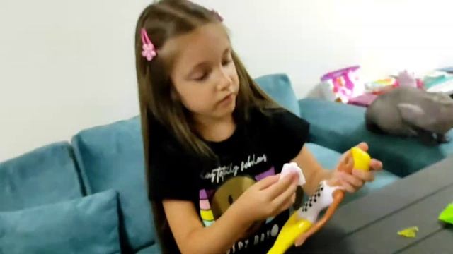 #barbie #куклабарби #открываемигрушки #сюрприз Открываем куклу Барби, которая меняет цвет в воде. смотреть онлайн