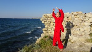 Бадуаньцзинь (8 кусков парчи), 1-е упражнение.