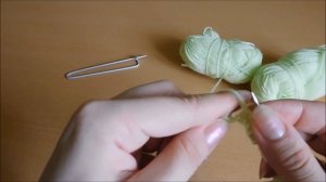 Вязаная спицами шапочка для девочки 6 месяцев Гномик