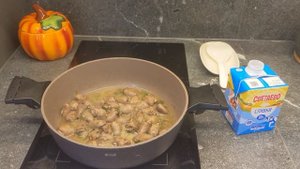 Куриные сердечки в сливочно-чесночном соусе