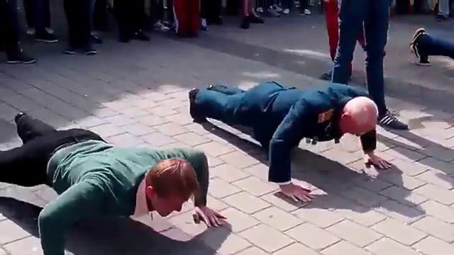 Ветеран порвал всех в отжиманиях! смотреть онлайн