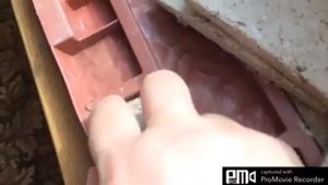 Кирпич из яичных лотков на стене.
