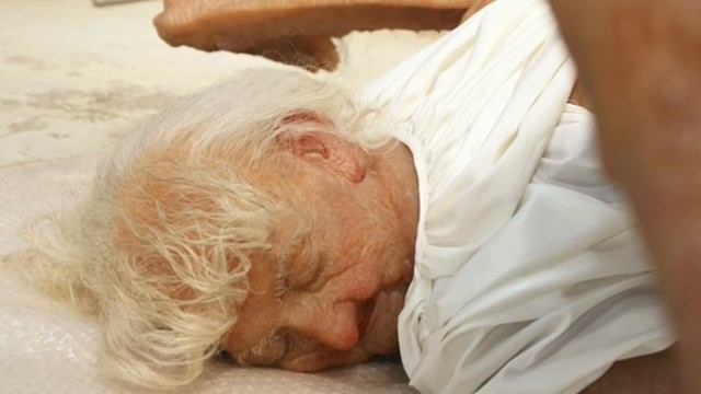 НАСТОЯЩИЙ АНГЕЛ попал в клетку Шокирующие кадры, облетевшие весь мир смотреть онлайн