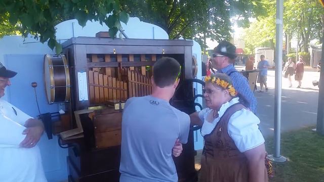Jim Franzen playing with a cool calliope. смотреть онлайн