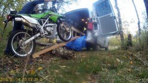 Загрузка мотоцикла в микроавтобус на сцеплении.