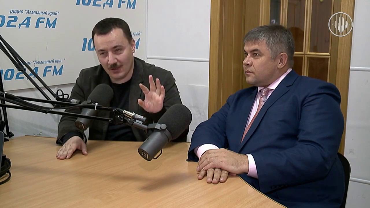 Студия 102,4 FM. Директор Мирнинского театра Сергей Шаманаев и главный режиссер Александр Свечников