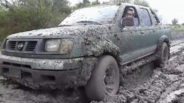 Nissan 4x4 en el barro